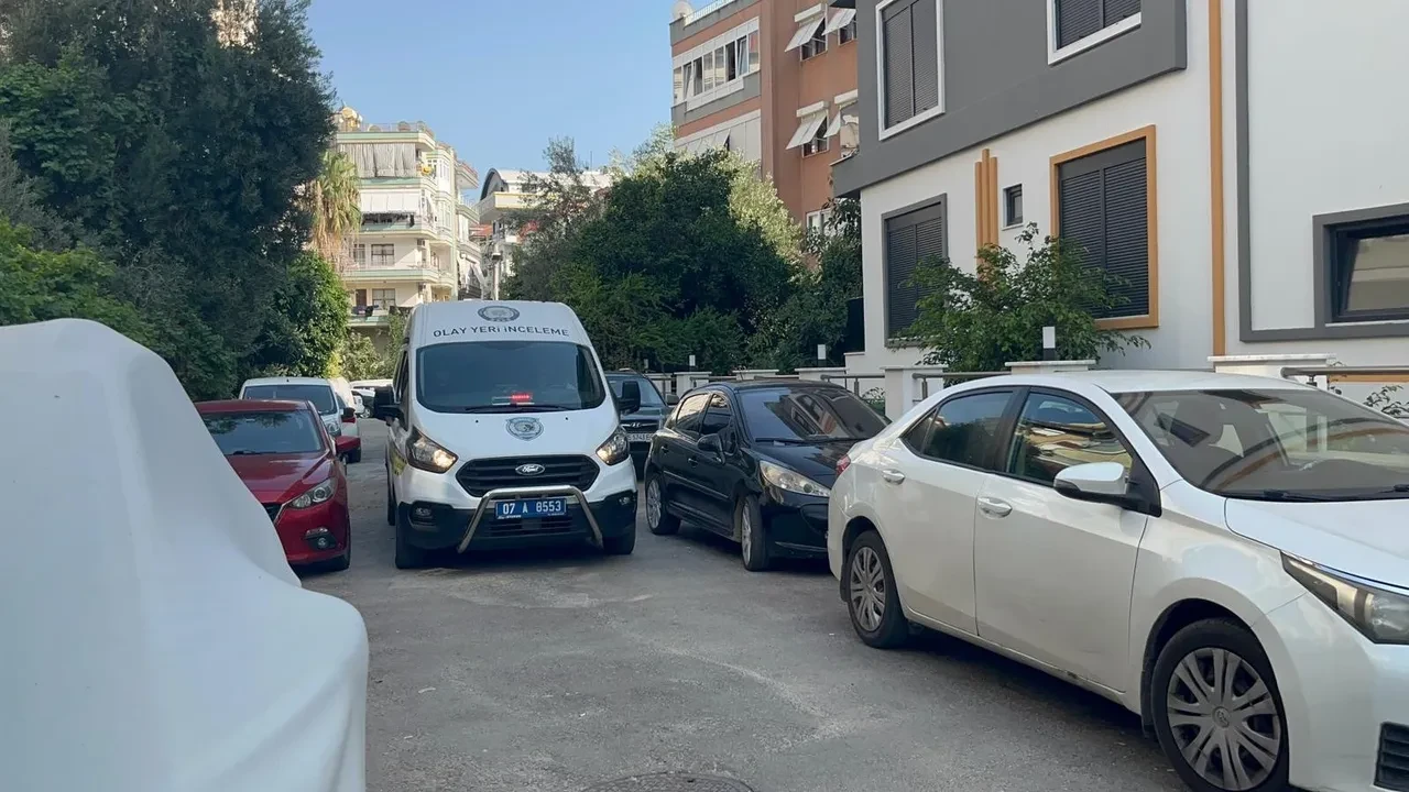 Antalya'da kan donduran olay! Ev arkadaşını öldürdü, emlakçıyı arayıp her şeyi itiraf etti