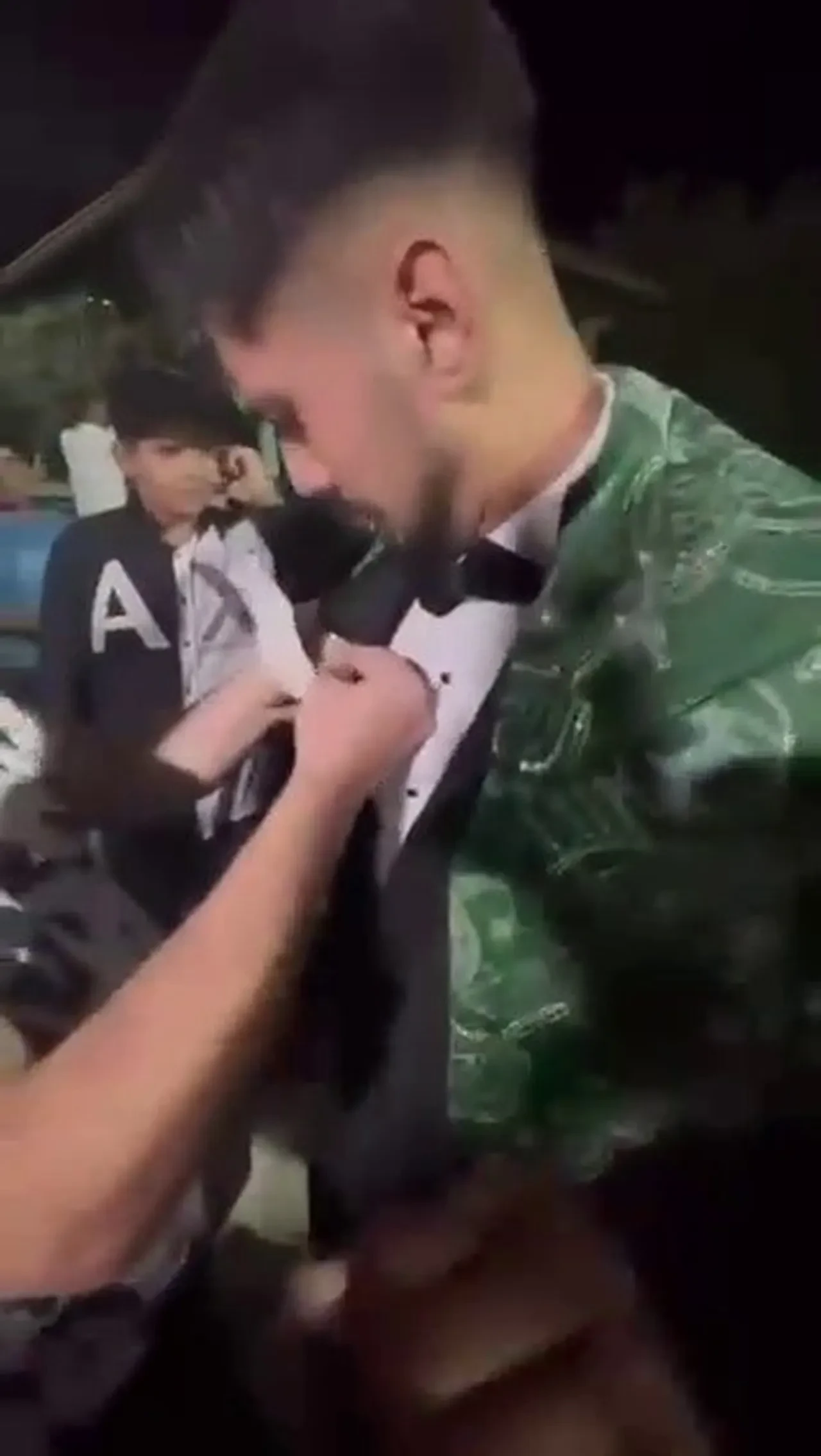 Böyle düğün hediyesi görülmedi! Öyle bir şey taktı ki kimse gözlerine inanamadı