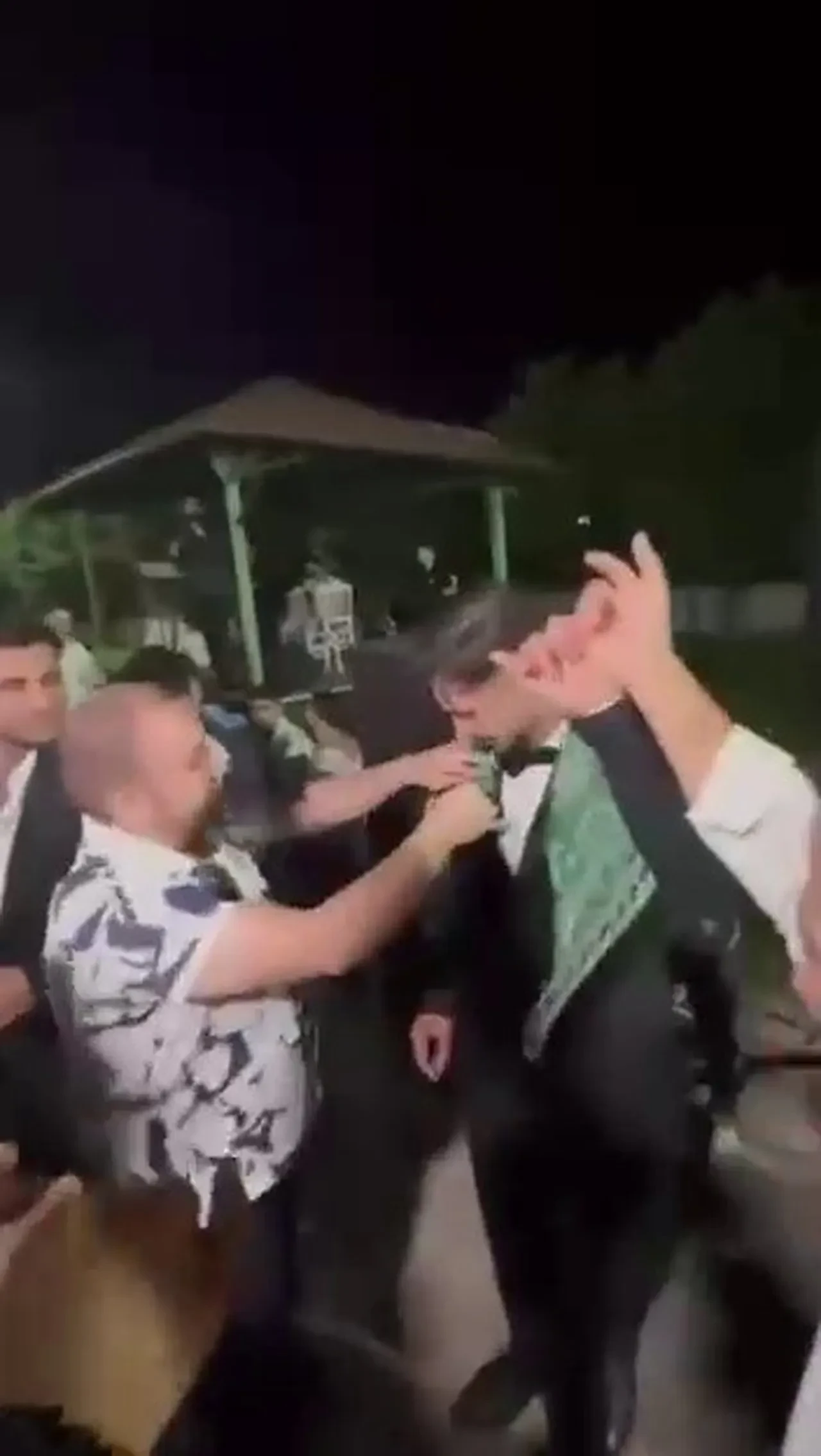 Böyle düğün hediyesi görülmedi! Öyle bir şey taktı ki kimse gözlerine inanamadı