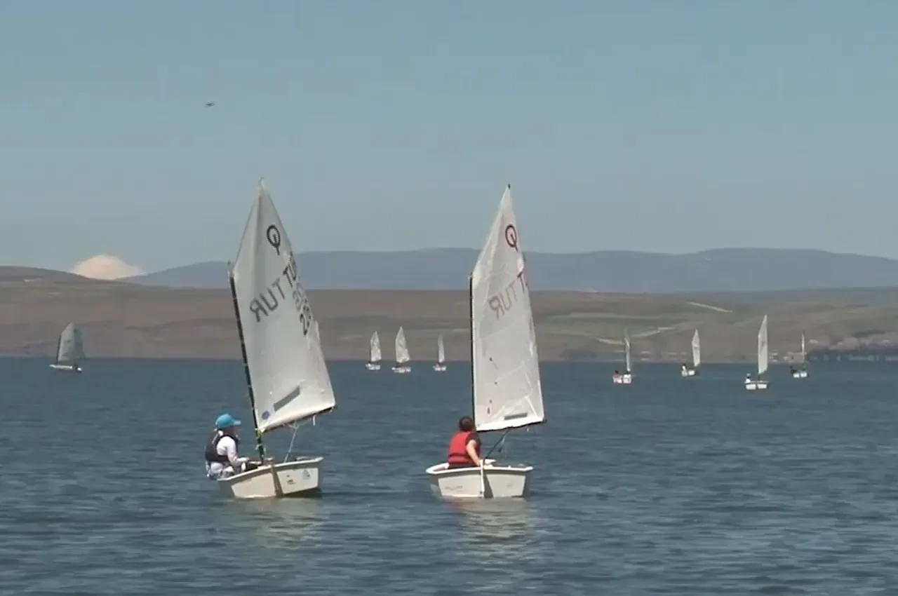 Çıldır Gölü'nde yelken sporu heyecanı: 6 şehirden çok sayıda sporcu yarıştı!