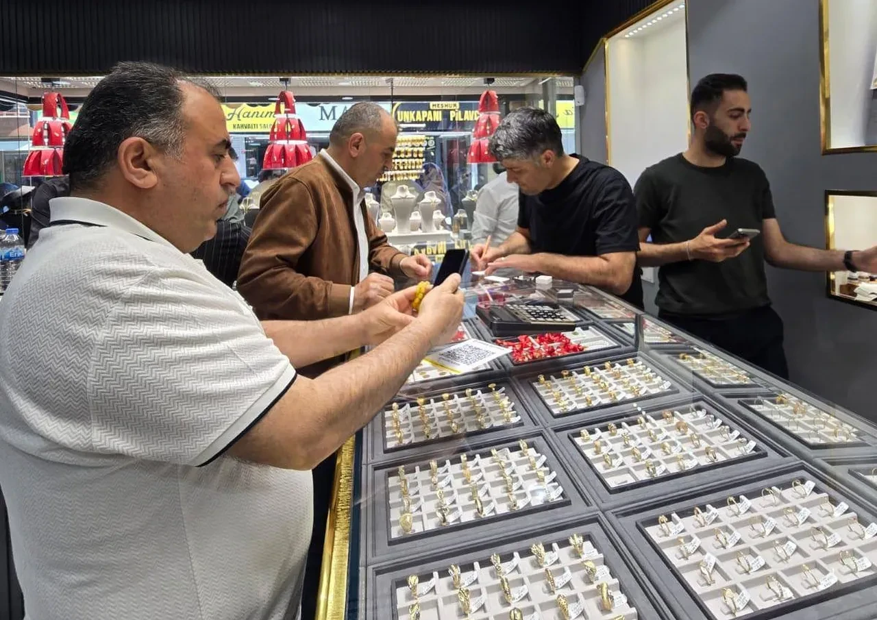 Düğün sezonu ve yatırımcı altın piyasasına yön veriyor: Kuyumculardan dikkat çeken değerlendirme!