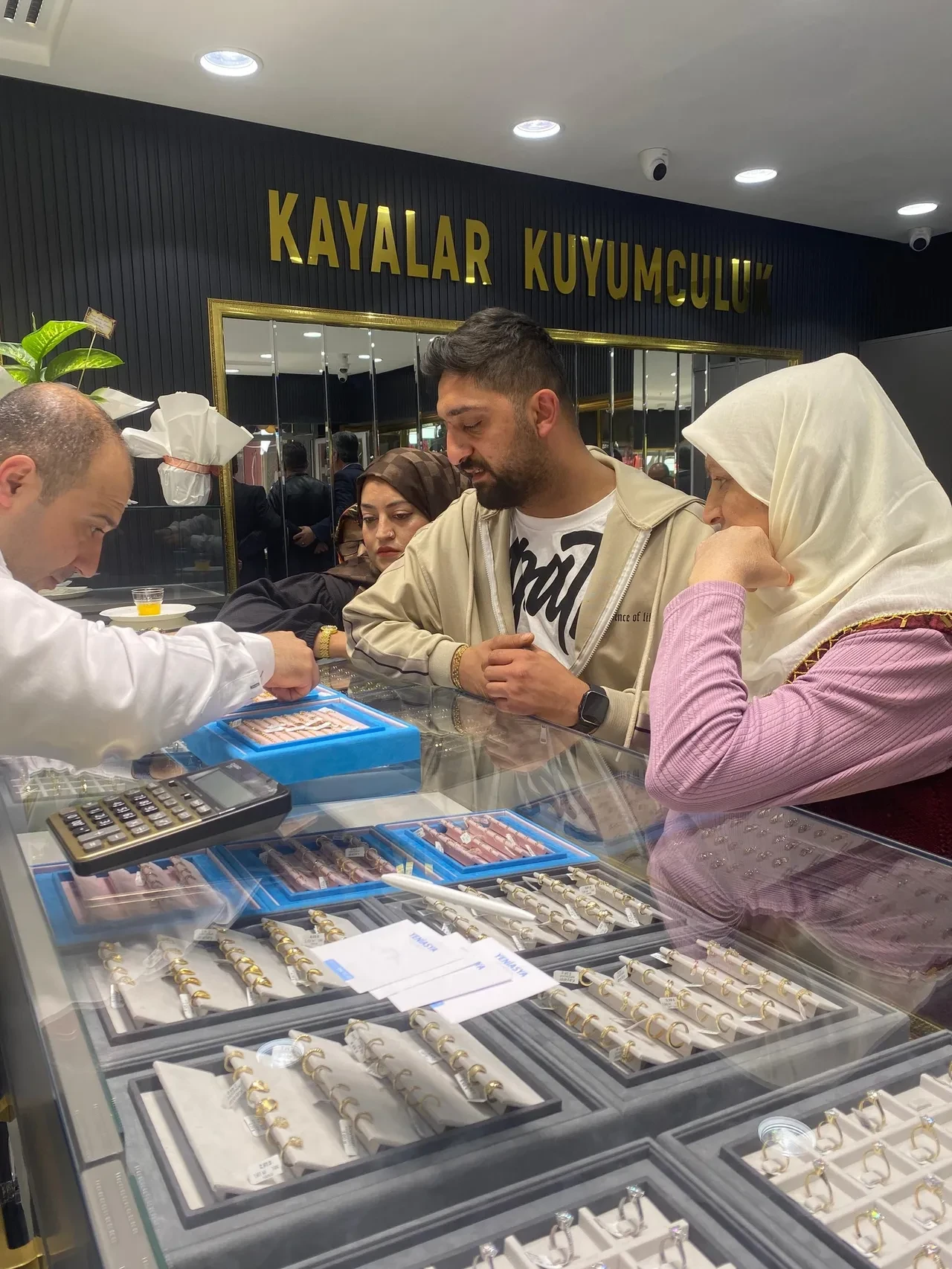 Düğün sezonu ve yatırımcı altın piyasasına yön veriyor: Kuyumculardan dikkat çeken değerlendirme!