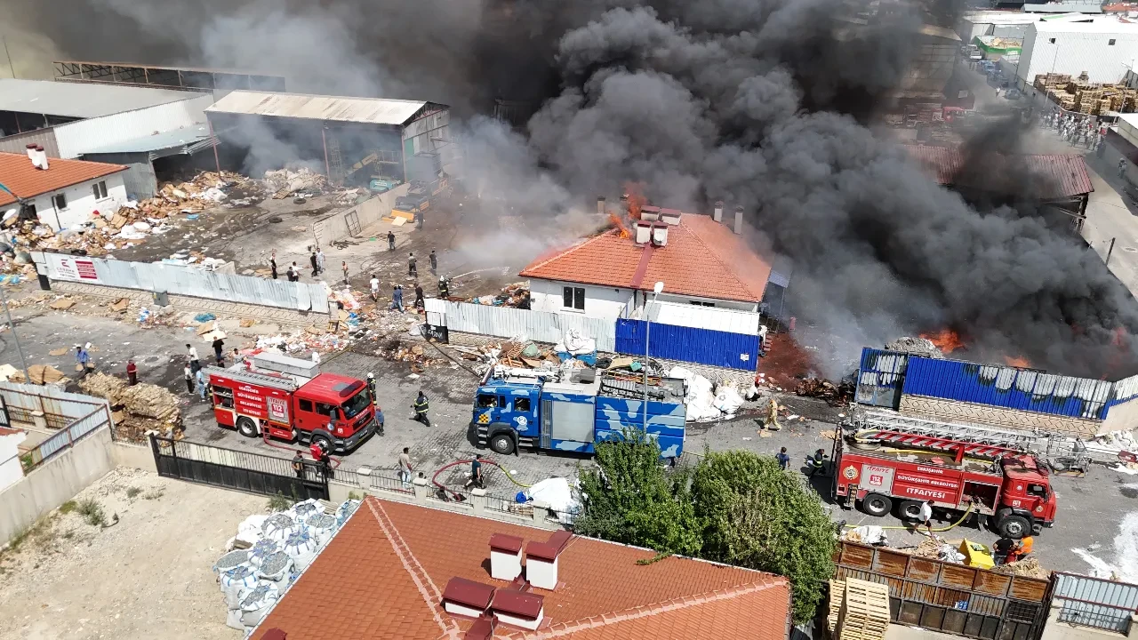Eskişehir'de geri dönüşüm fabrikasında büyük yangın