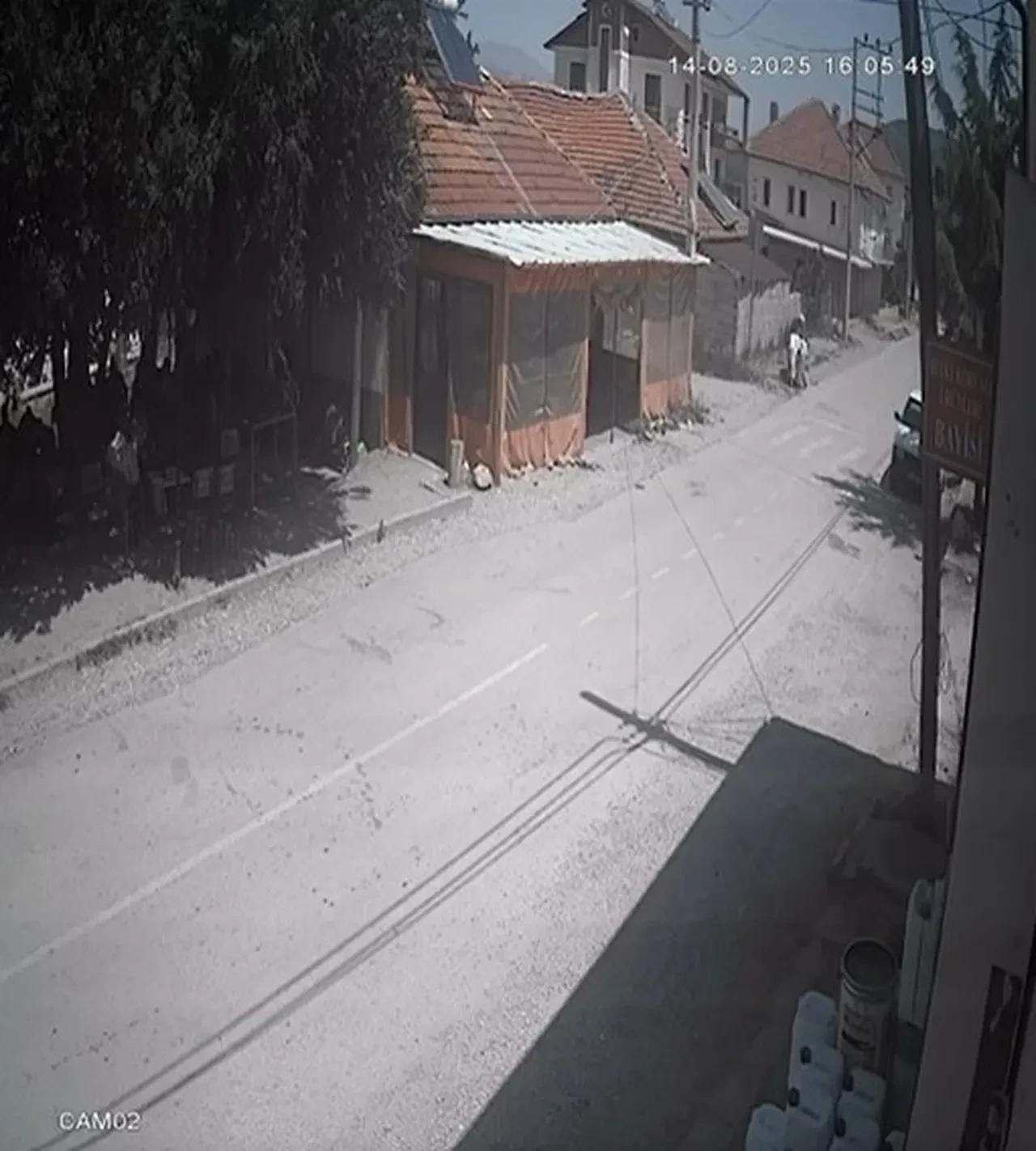 Isparta'da otomobil kıraathaneye daldı: Ölü ve yaralı var!