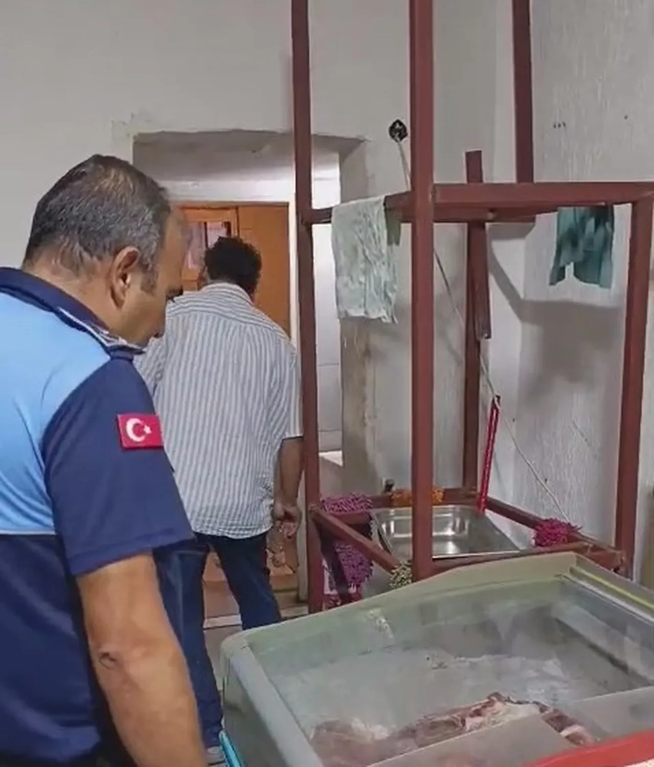 Mide bulandıran görüntüler! Vatandaşa bunları yedireceklerdi