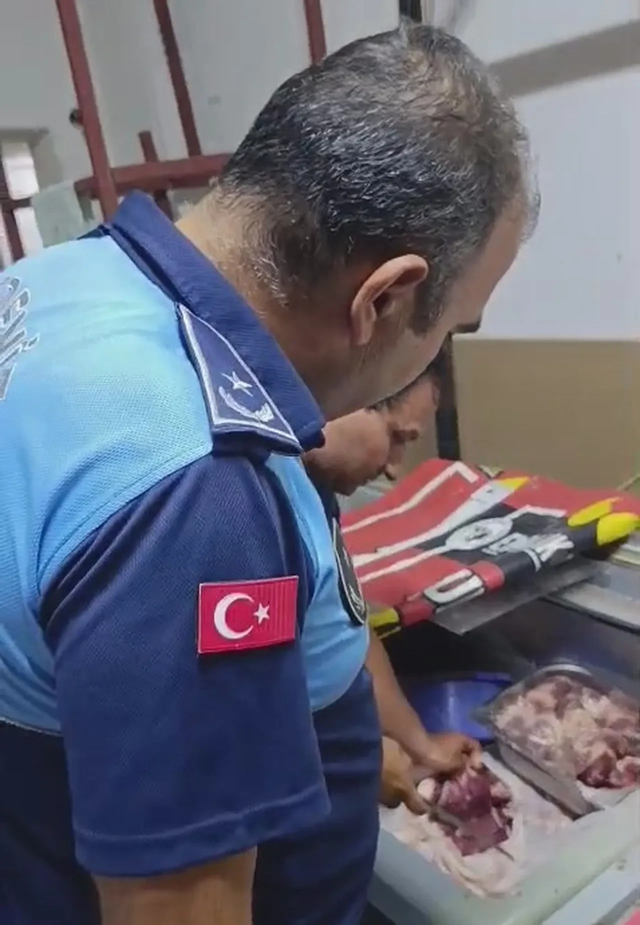 Mide bulandıran görüntüler! Vatandaşa bunları yedireceklerdi