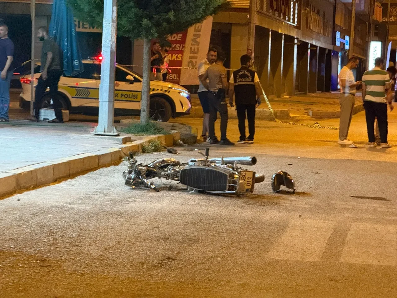 Motosiklet polis aracıyla çarpıştı: 2 ağır yaralı