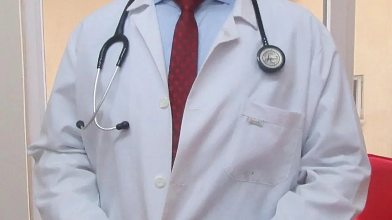 Muayene için gittiği hastanede doktora saldırıp ortalığı birbirine kattı