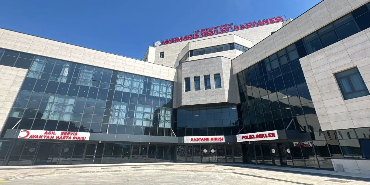 Muayene için gittiği hastanede doktora saldırıp ortalığı birbirine kattı