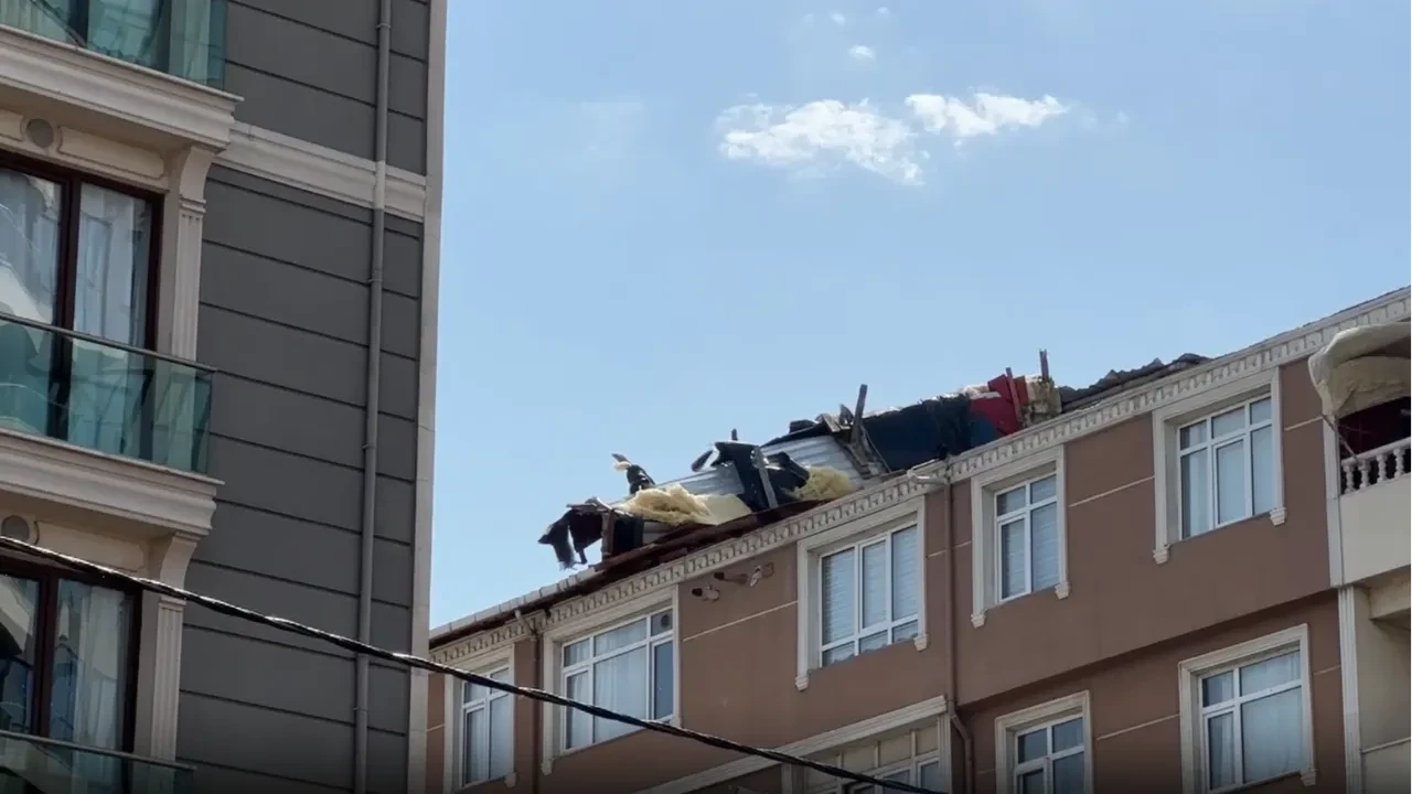 Rüzgar nedeniyle 7 katlı binanın çatısı uçtu! O anlar kamerada