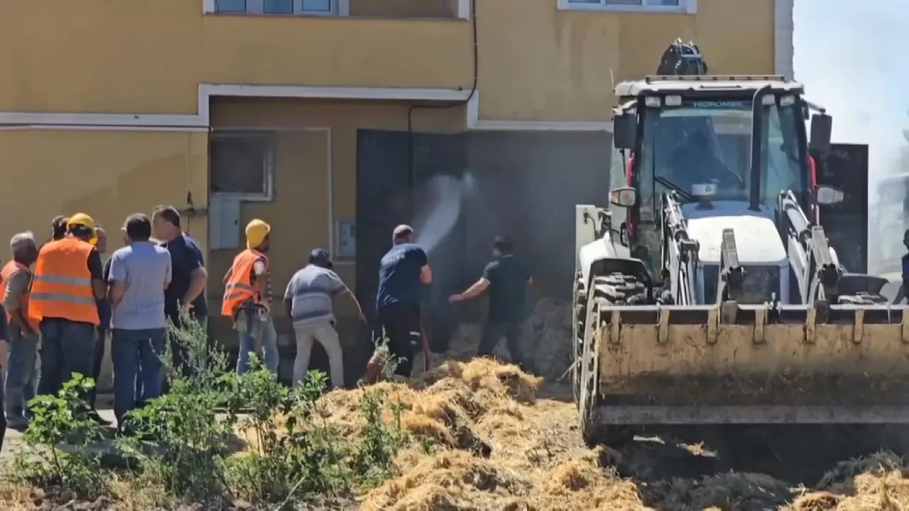 Samanlar yandı, evin altı alevlere teslim oluyordu! Felaketten kıl payı kurtuldular