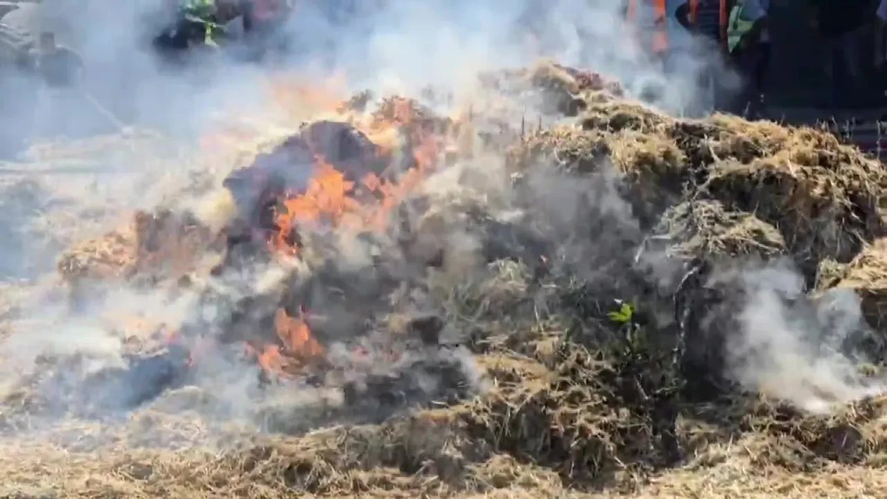 Samanlar yandı, evin altı alevlere teslim oluyordu! Felaketten kıl payı kurtuldular