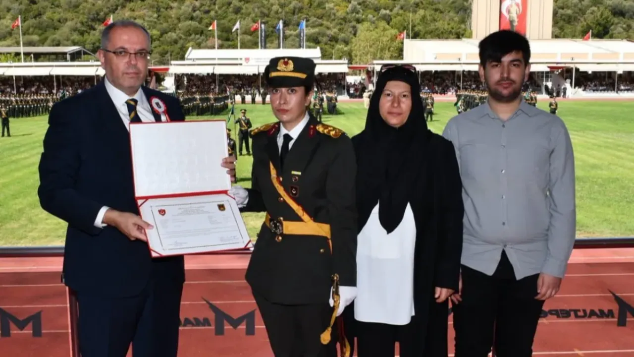 Ömer Halisdemir'in kızı Elif Nur Halisdemir teğmen oldu