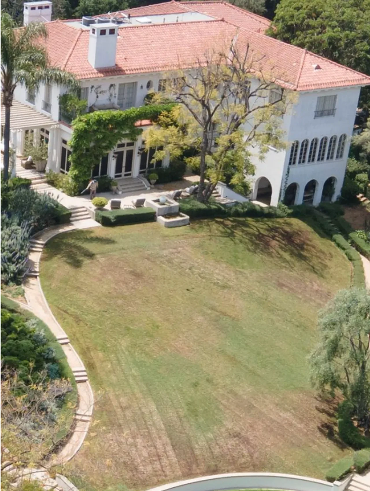 Angelina Jolie’nin gizli taşınma planı ortaya çıktı! Tarihi evi satışta