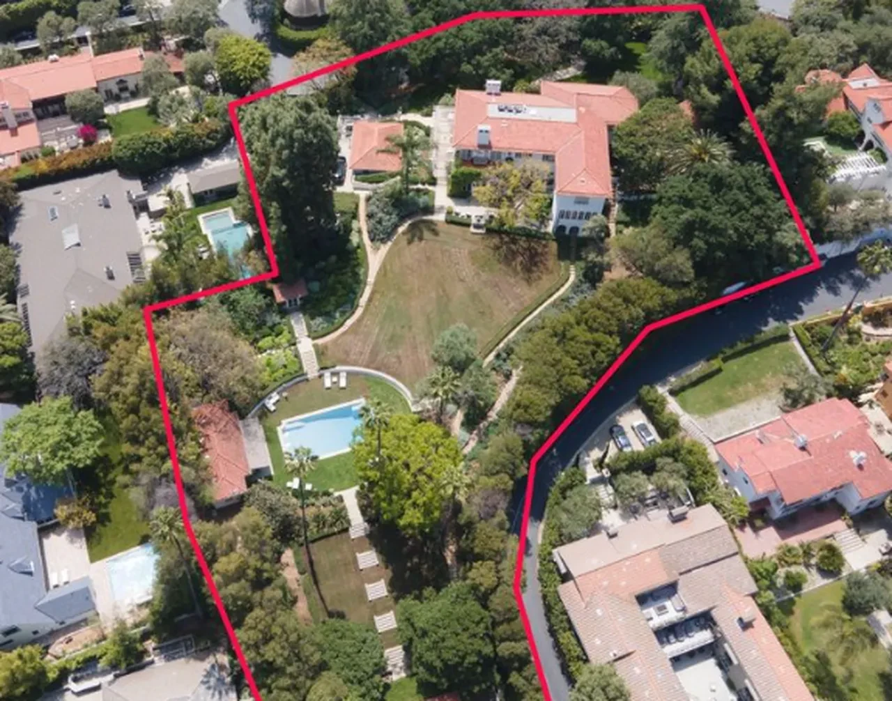 Angelina Jolie’nin gizli taşınma planı ortaya çıktı! Tarihi evi satışta