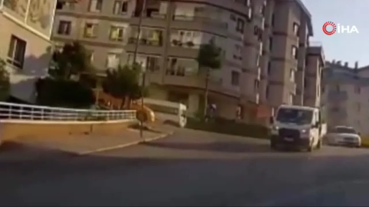 Ankara'da korkutan kaza anı kamerada! Taksi yolda savruldu 