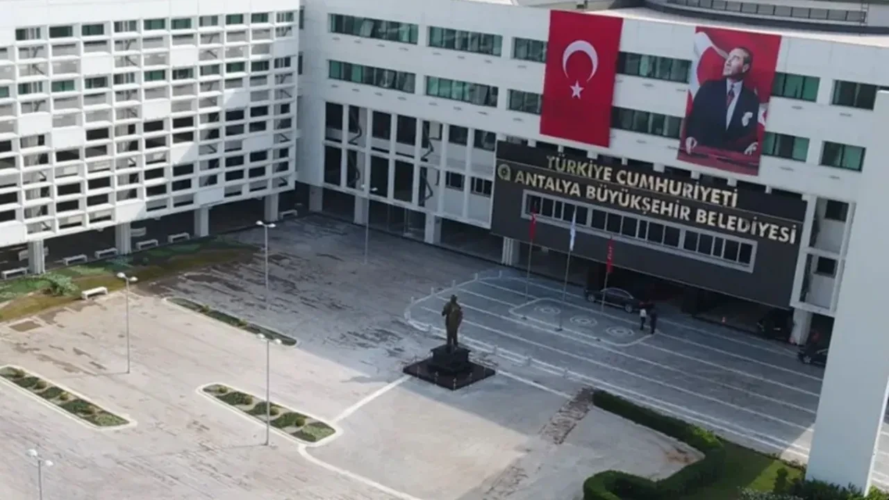 Antalya Büyükşehir Belediyesi'ndeki rüşvet operasyonunda yeni gelişme! 15 kişi adliyeye sevk edildi