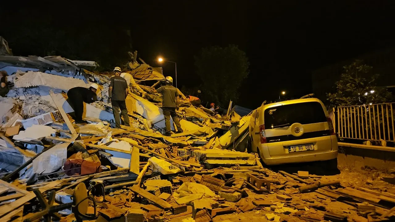 Balıkesir depremi sonrası son durum: Bakan Kurum yıkık ve ağır hasarlı sayısını açıkladı