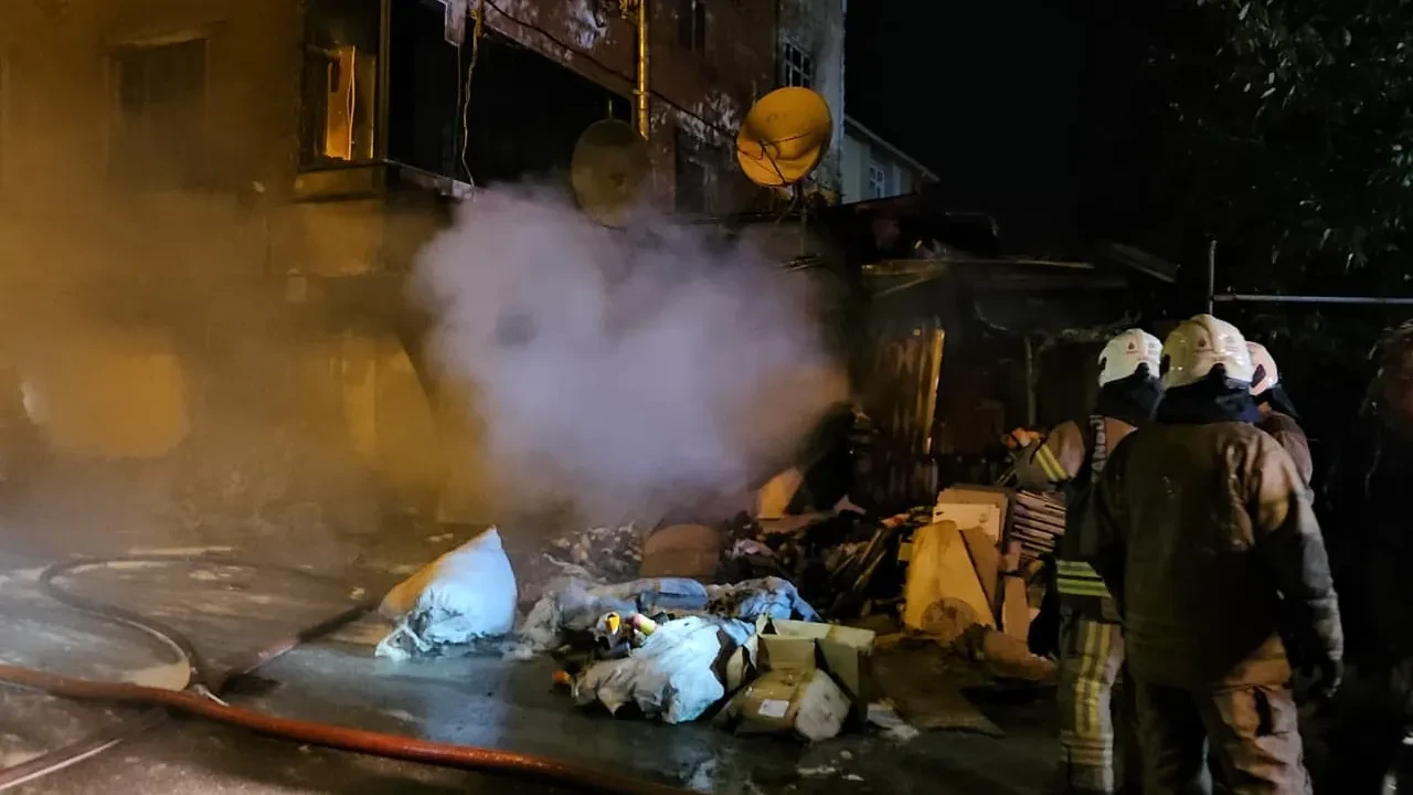 Avcılar'da çorap atölyesinde yangın büyüdü