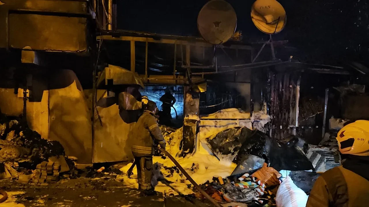 Avcılar'da çorap atölyesinde yangın büyüdü