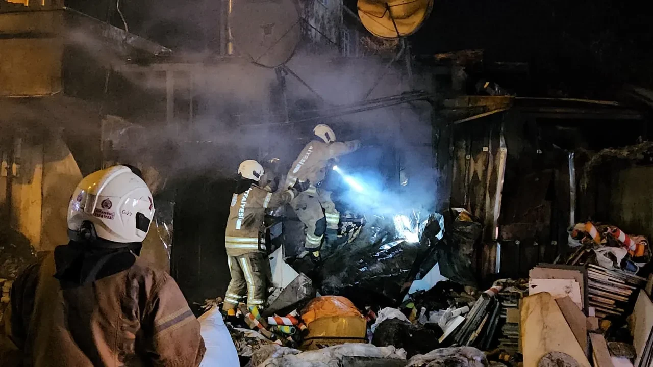 Avcılar'da çorap atölyesinde yangın büyüdü