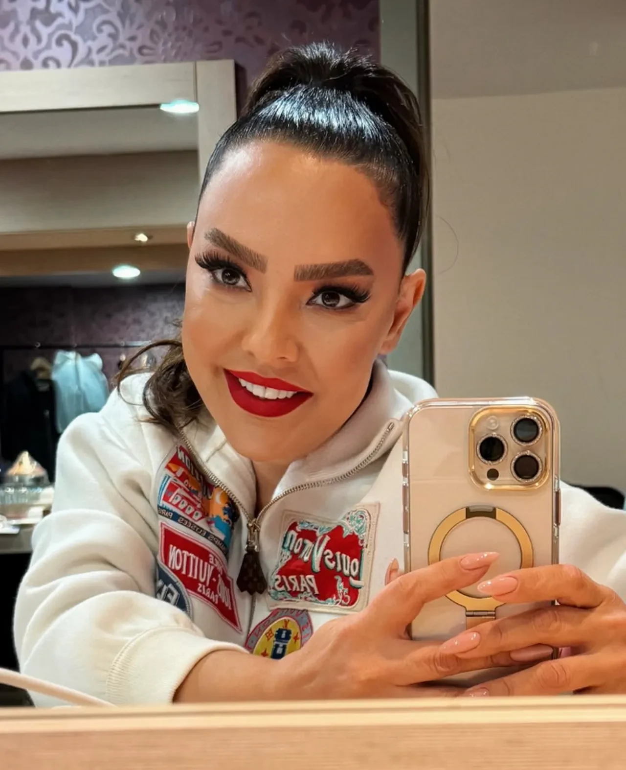 Makyajsız görüntülenen Ebru Gündeş mimikleriyle konuştu