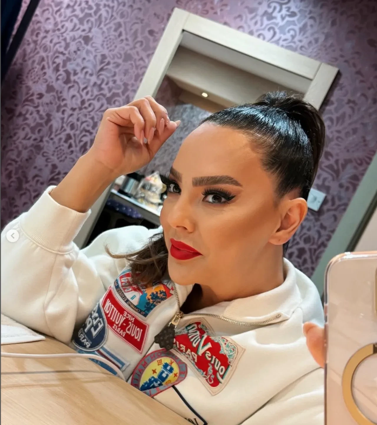 Ebru Gündeş'in ince kaş modası rafa kalktı! Değişen imajına yorum yağdı