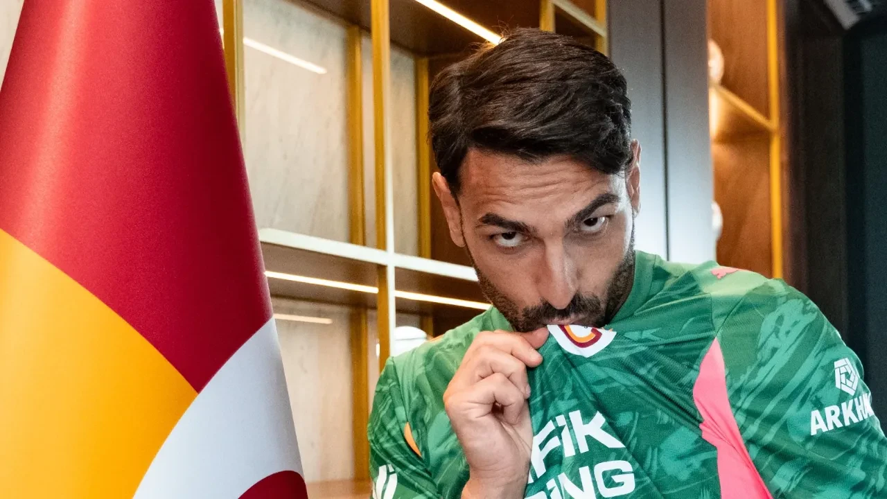 Galatasaray'da tecrübeli kaleciyle imzalar atıldı!