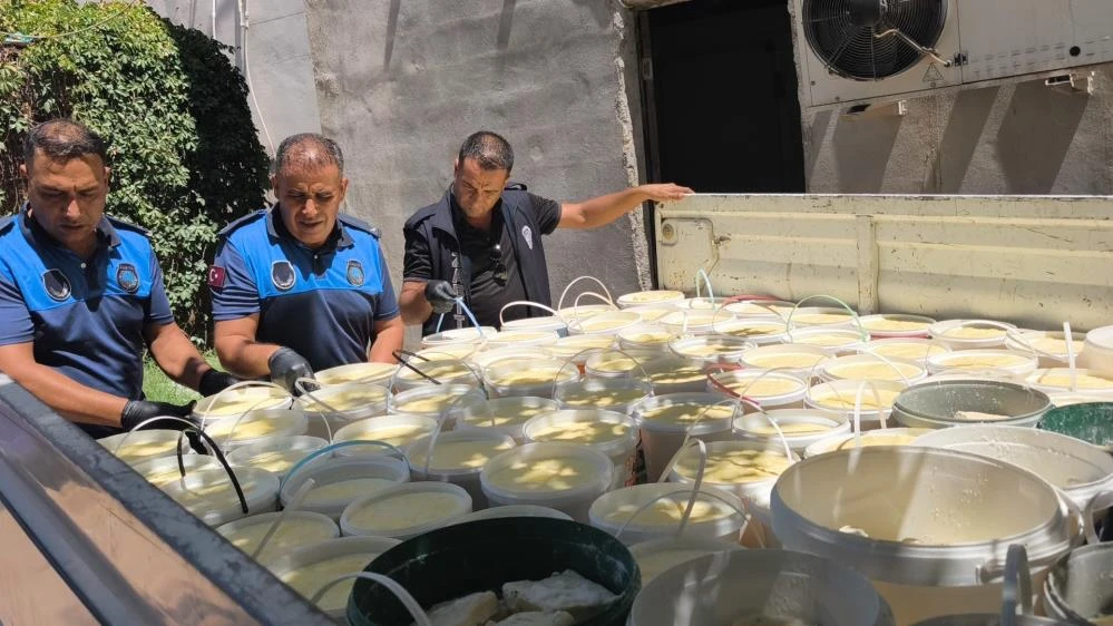 Denetimde mide bulandıran görüntüler! Çok sayıda bozuk ve tarihi geçmiş ürün ele geçirildi