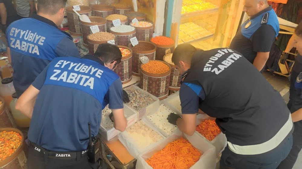 Denetimde mide bulandıran görüntüler! Çok sayıda bozuk ve tarihi geçmiş ürün ele geçirildi