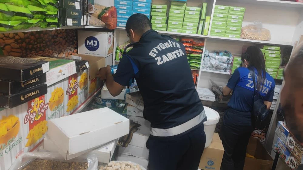 Denetimde mide bulandıran görüntüler! Çok sayıda bozuk ve tarihi geçmiş ürün ele geçirildi