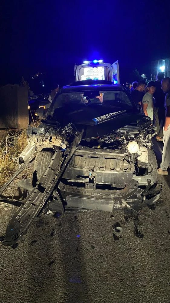 Burdur'da traktör ile TOGG çarpıştı 6 kişi yaralandı