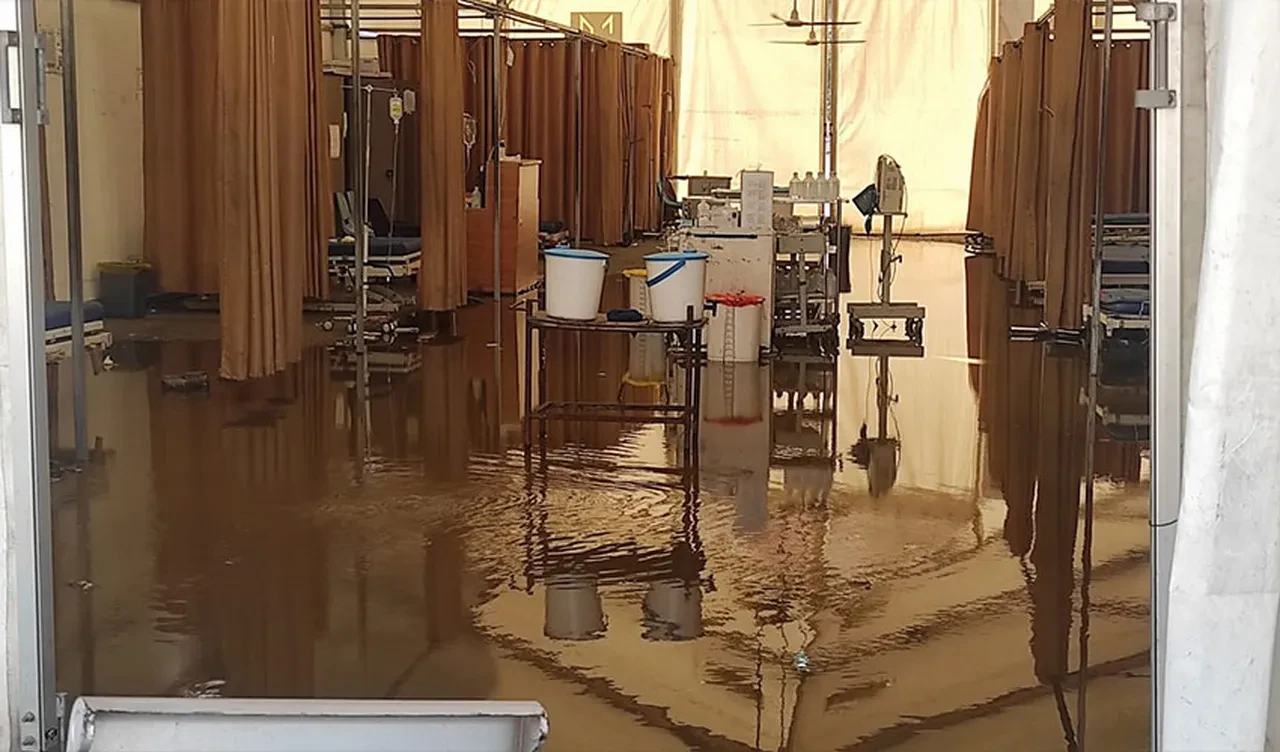 İsrail'in saldırısı kanalizasyonu havaya uçurdu! Nasser Hastanesi sular altında kaldı