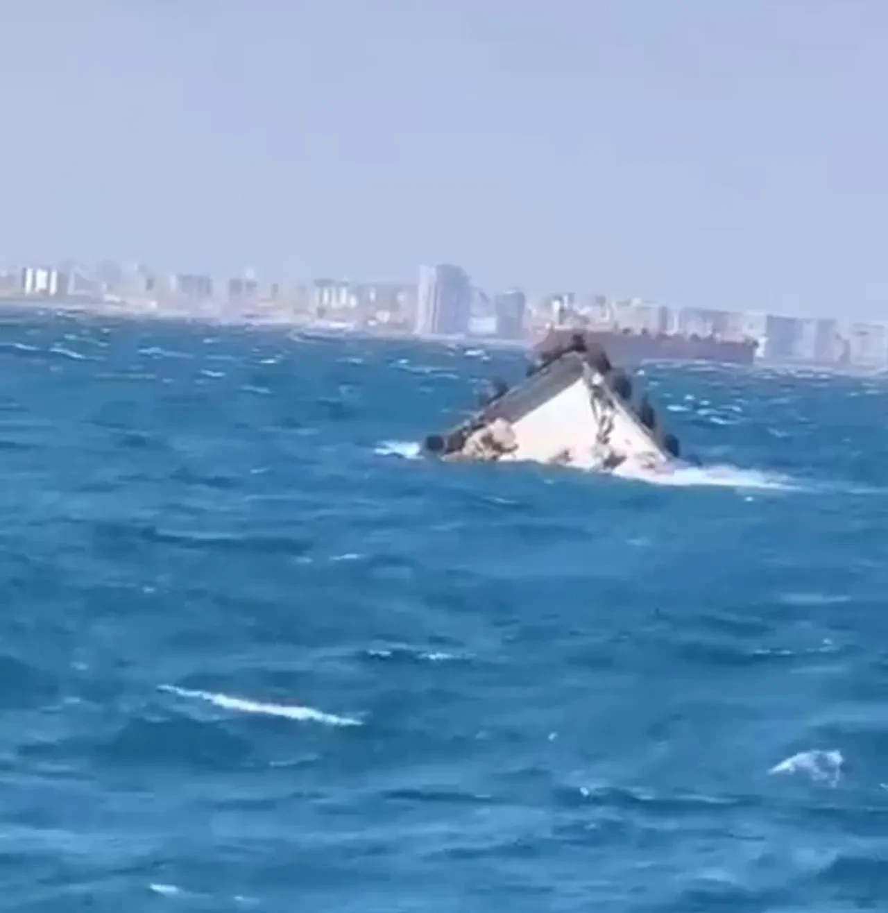 İstanbul’da kuvvetli fırtına gemi batırdı: Mürettebat böyle kurtarıldı!