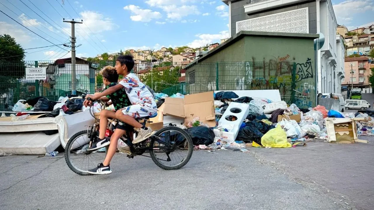 İzmit'te vatandaş burnunu kapamadan dışarı çıkamıyor: Çekilir mi böyle rezillik?