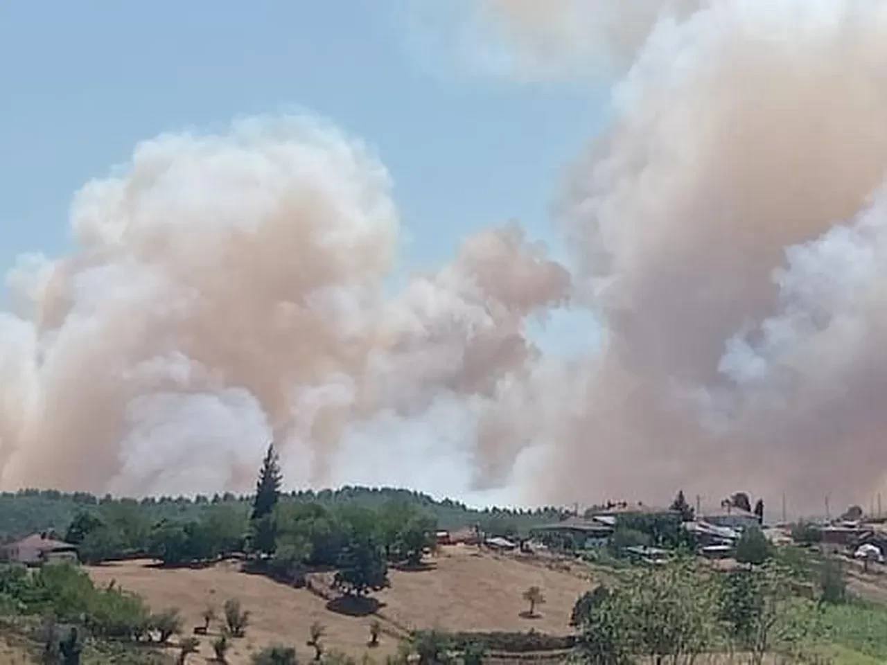 Kocaeli Karamürsel yangın son dakika! Karamürsel Karapınar köyü mevkiinde yangın söndürüldü mü?