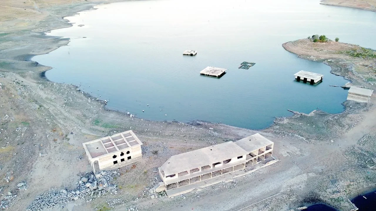 Kuraklık nedeniyle barajlardaki su seviyesi düştü: Eski yerleşim yerleri ortaya çıktı