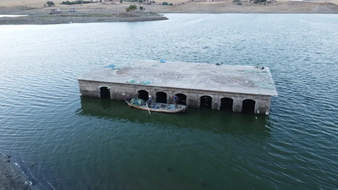 Kuraklık nedeniyle barajlardaki su seviyesi düştü: Eski yerleşim yerleri ortaya çıktı