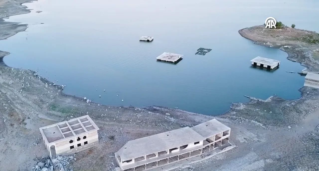 Kuraklıkla su çekildi, eski yerleşim yerleri ortaya çıktı! Bir köyün anıları geri döndü