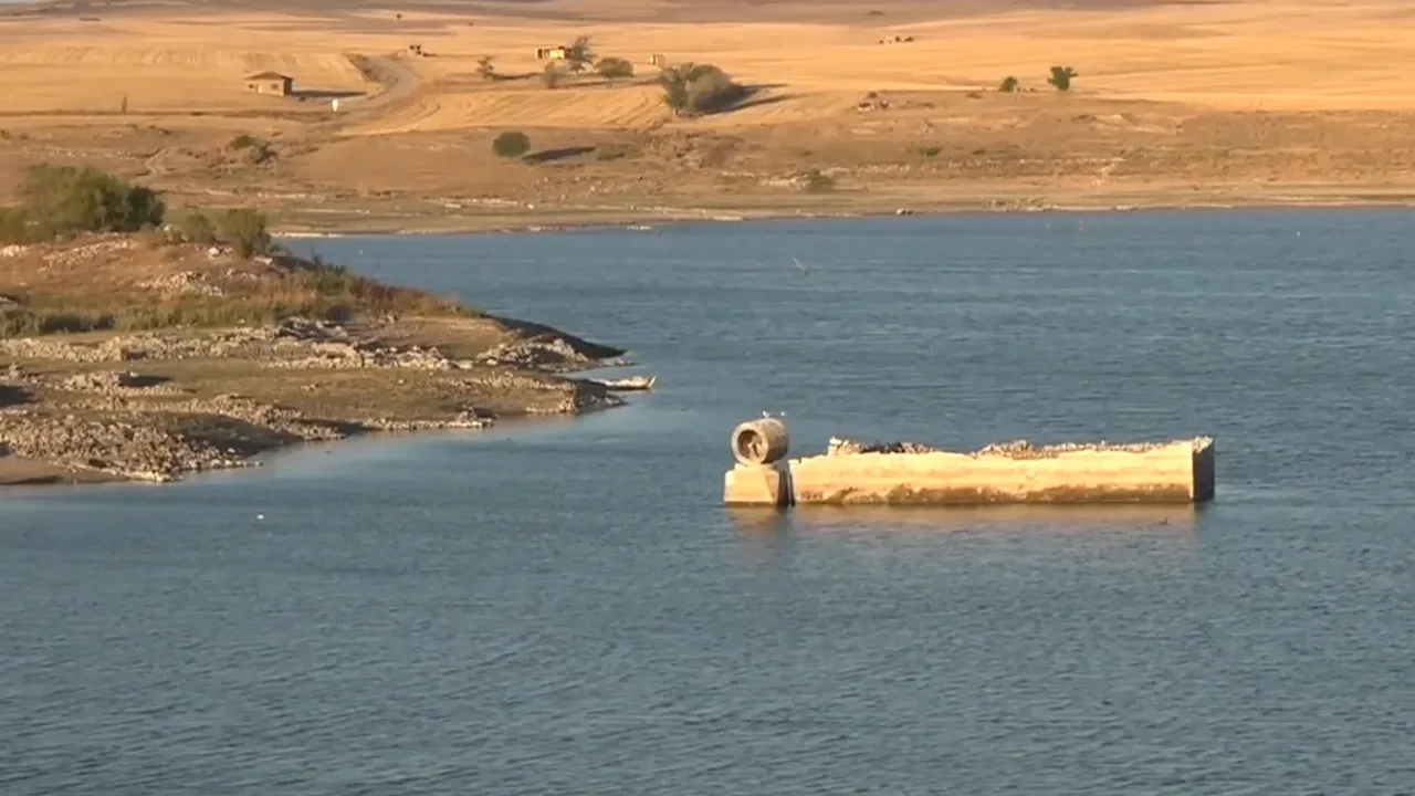 Kuraklıkla su çekildi, eski yerleşim yerleri ortaya çıktı! Bir köyün anıları geri döndü