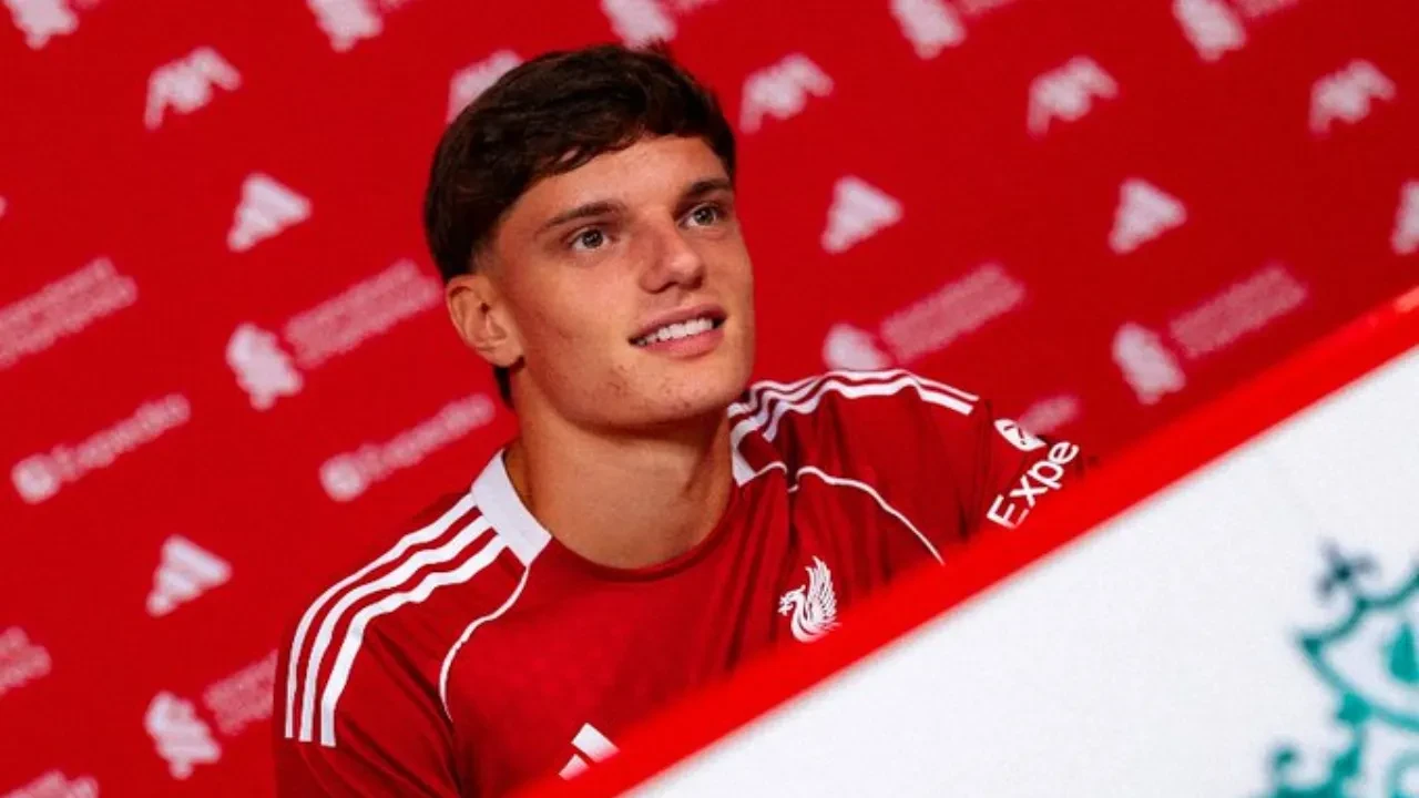 Liverpool transferlere devam ediyor: 31 milyon Euroya 18'lik stoper! 