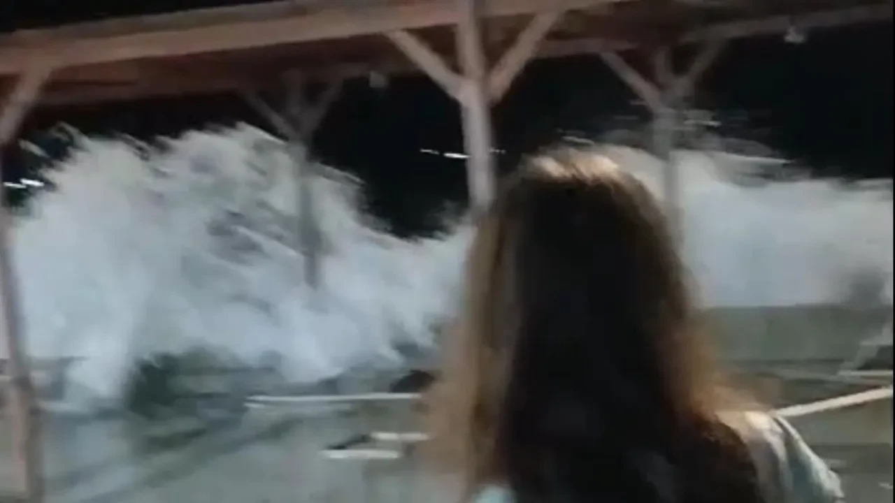 Marmara Denizi'nde dev dalgalar: Sahili terk ettiler!