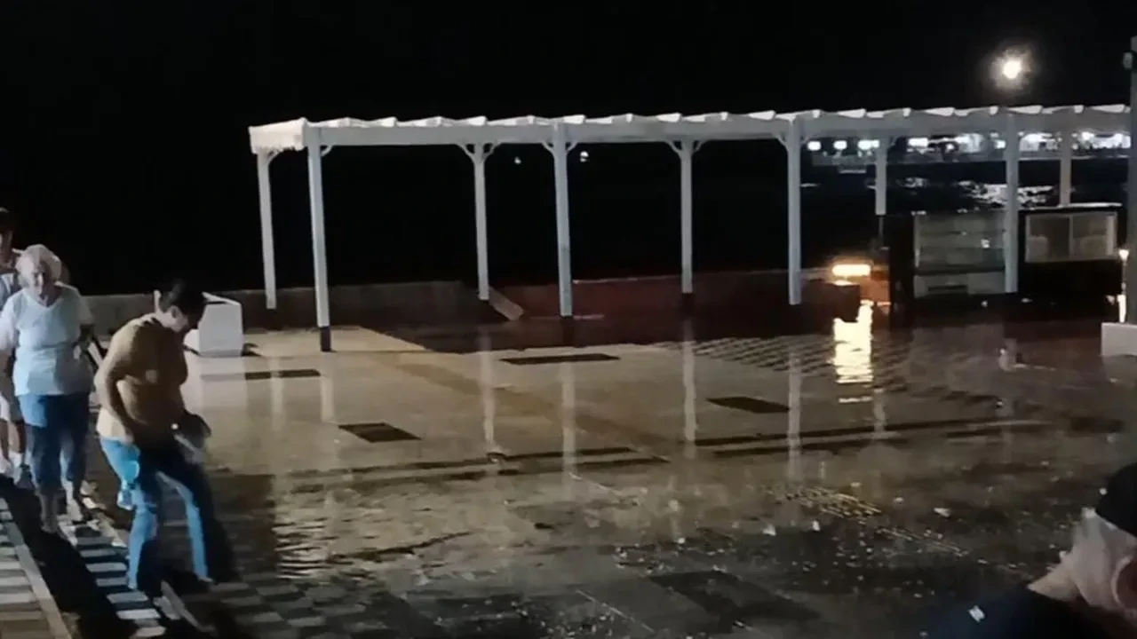 Marmara Denizi'nde dev dalgalar: Sahili terk ettiler!