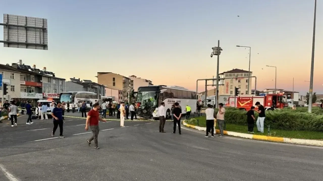 Otoyolda feci kaza! Yolcu otobüsü ile traktör çarpıştı: 8 yaralı