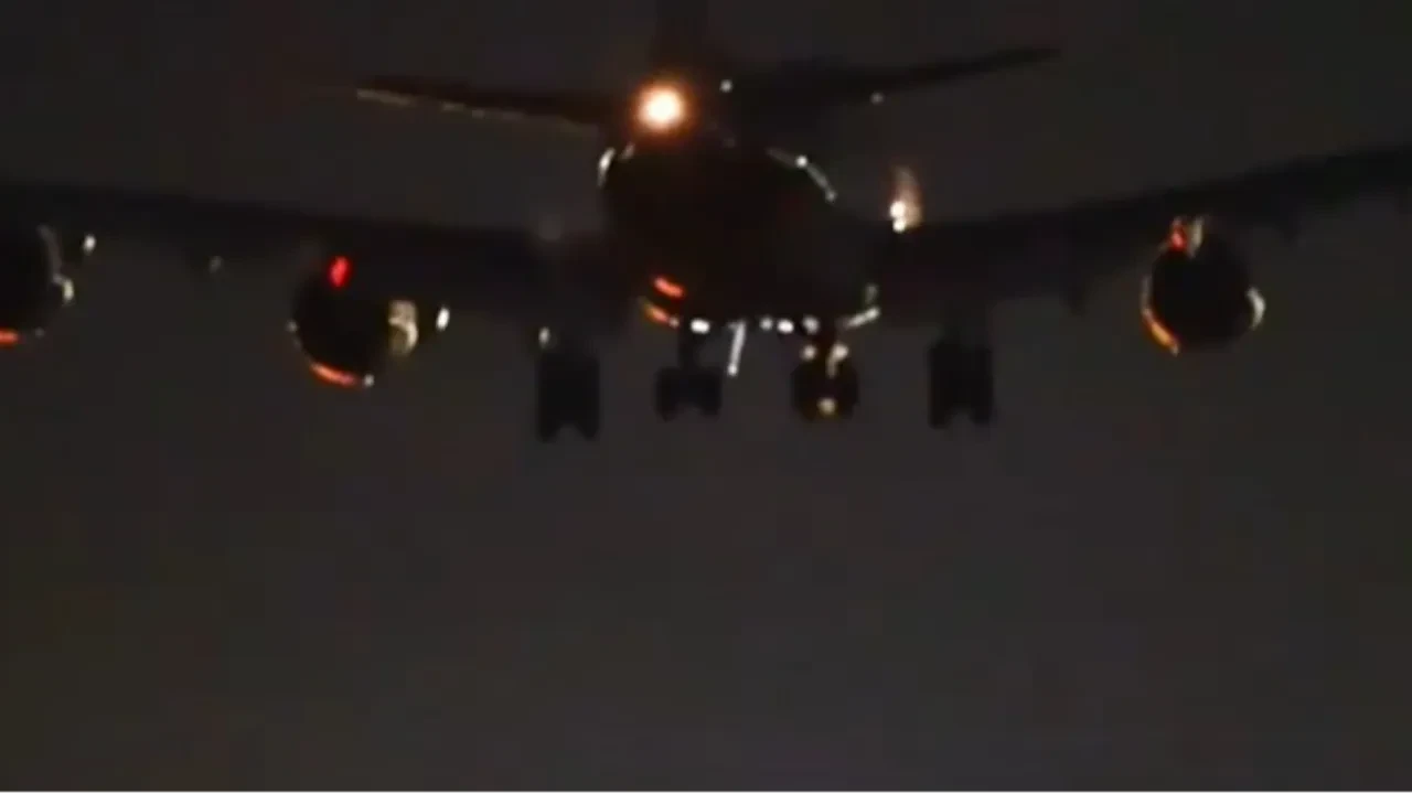 Şiddetli fırtınada uçağın kanadı piste çarptı! Korku dolu anlar yaşandı