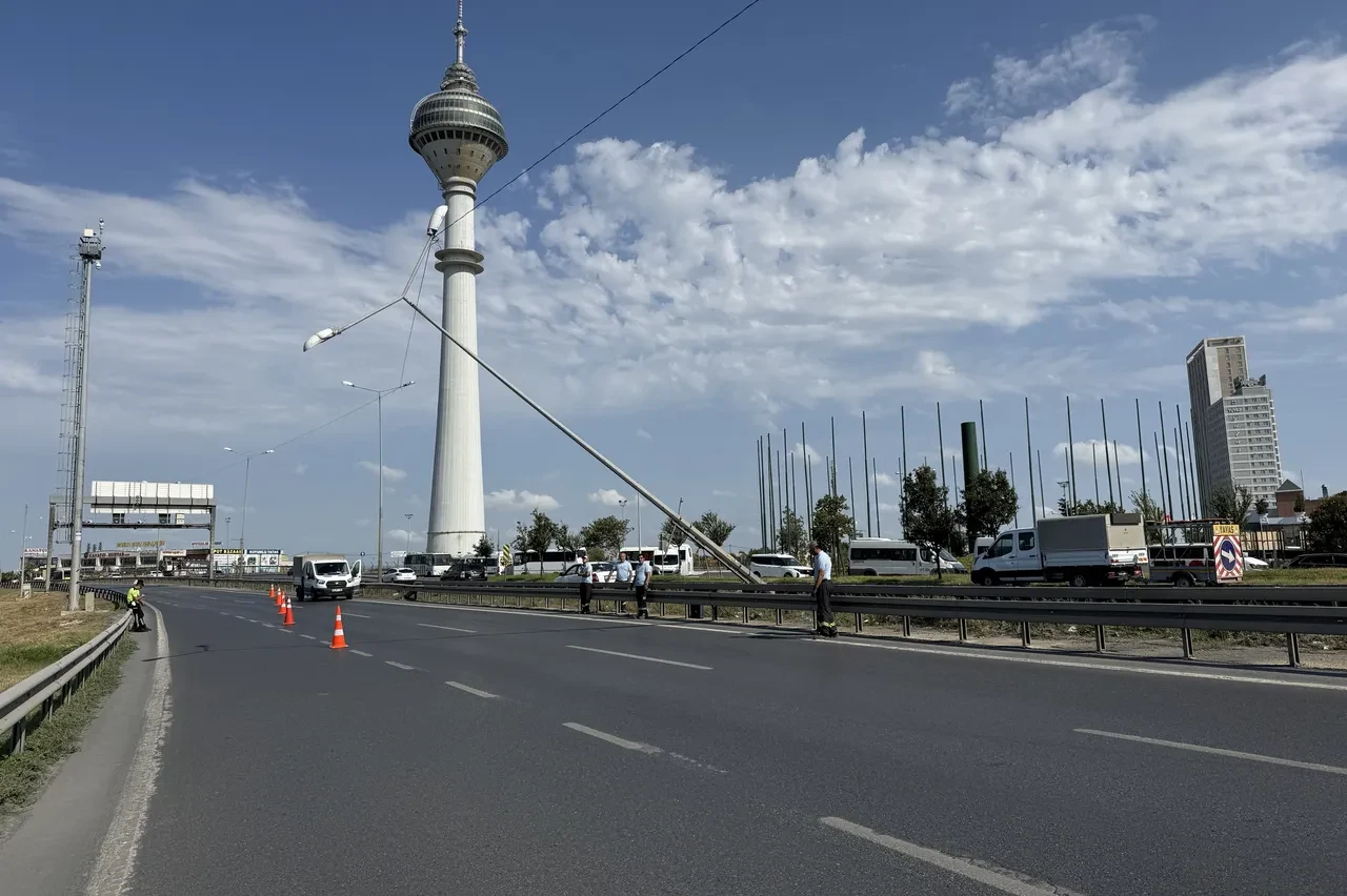 Şiddetli rüzgar aydınlatma direğini devirdi! E-5 trafiğe kapatıldı