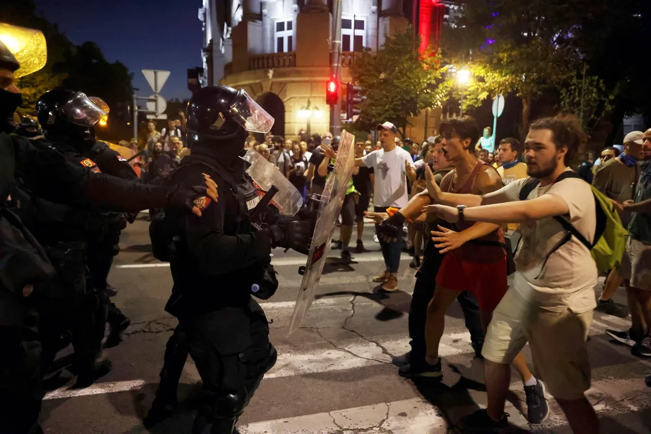 Sırbistan yangın yeri! Sokaklar savaş alanından farksız