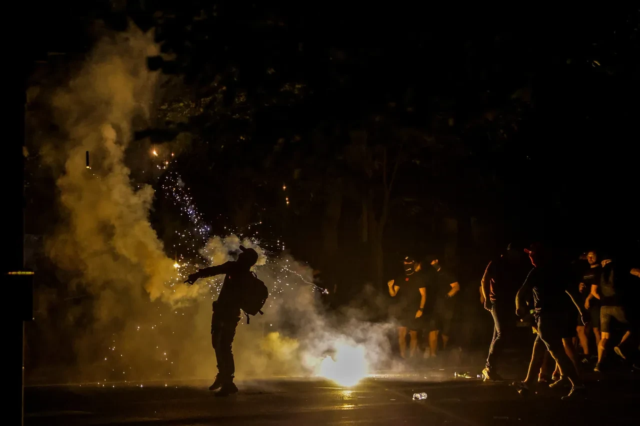 Sırbistan yangın yeri! Sokaklar savaş alanından farksız