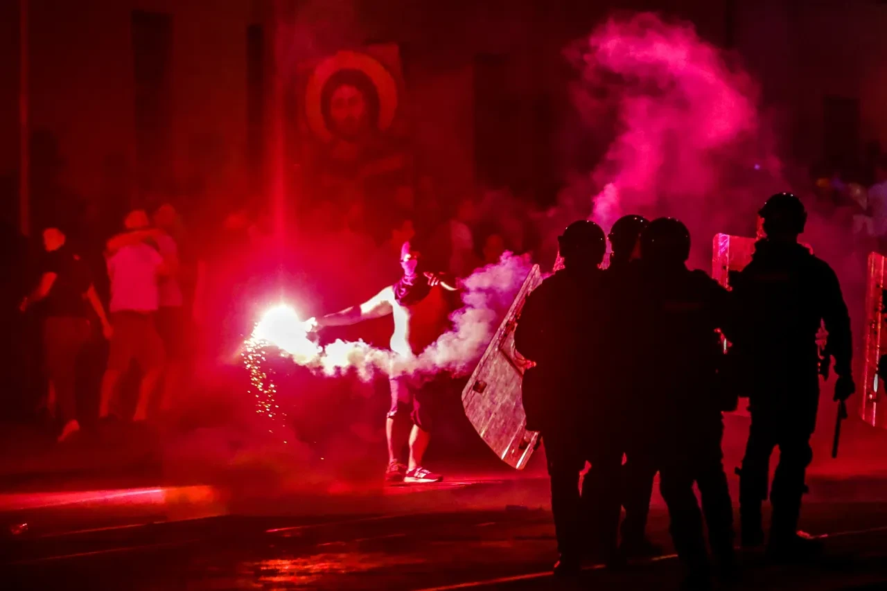 Sırbistan yangın yeri! Sokaklar savaş alanından farksız