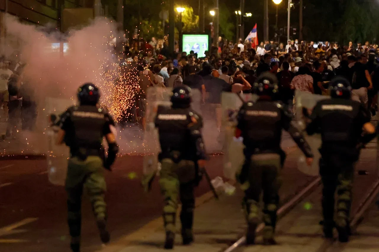 Sırbistan yangın yeri! Sokaklar savaş alanından farksız
